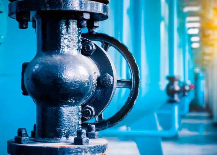 Equipo técnico de tienda fontanería Valencia atendiendo a un cliente